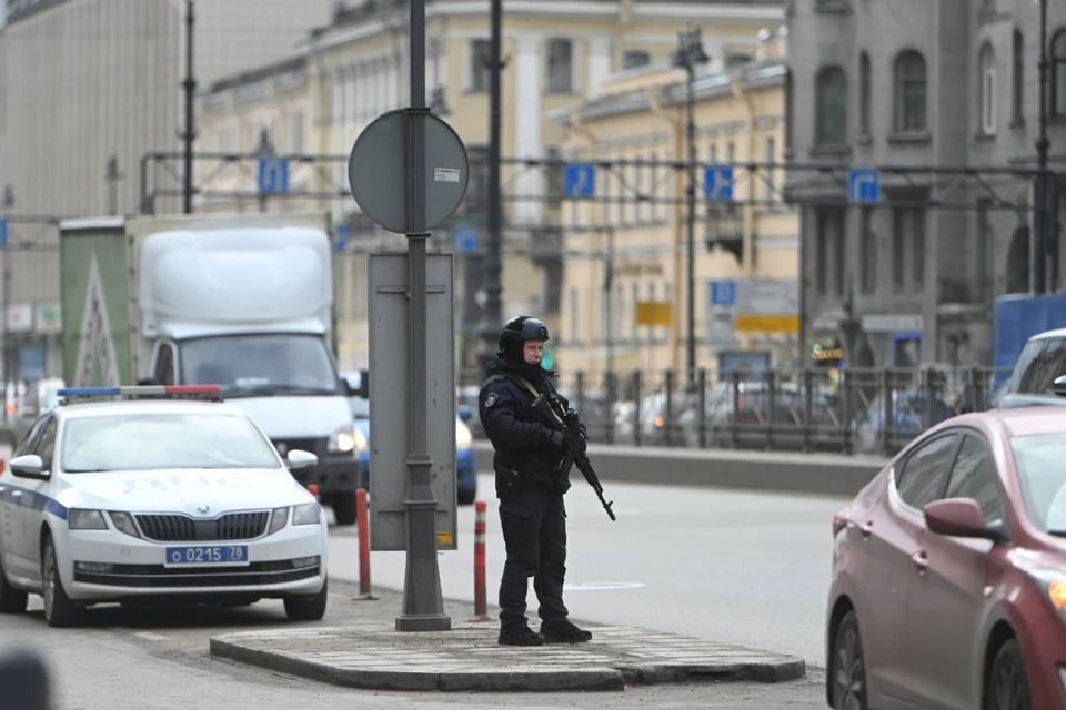 В центре Петербурга дежурят вооруженные силовики.