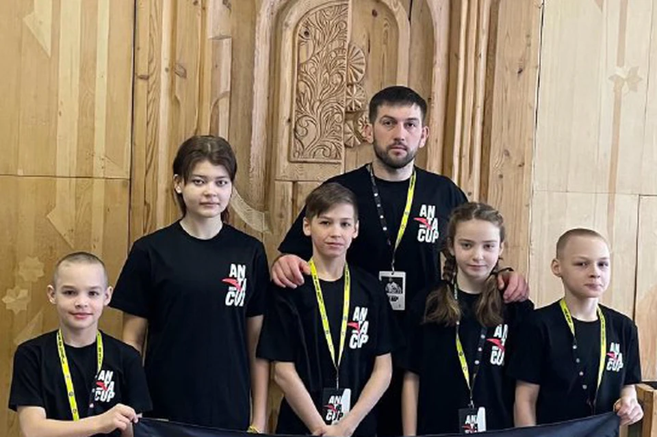 Тренер Алексей Попело и его воспитанники в сопровождении родителей приехали в Подмосковье на соревнования, но из-за трагедии турнир отменили.