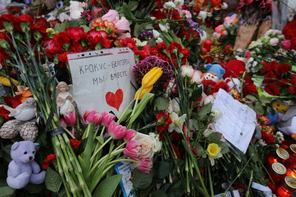 К мемориалу у "Крокуса" россияне продолжают нести цветы