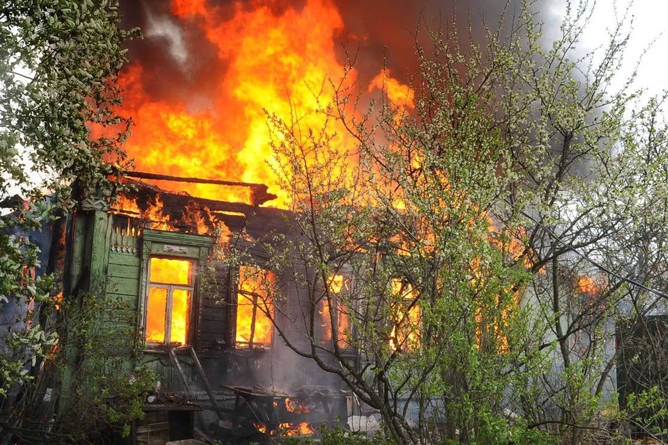 В частном доме погибшего при пожаре мужчины были прописаны 37 человек.