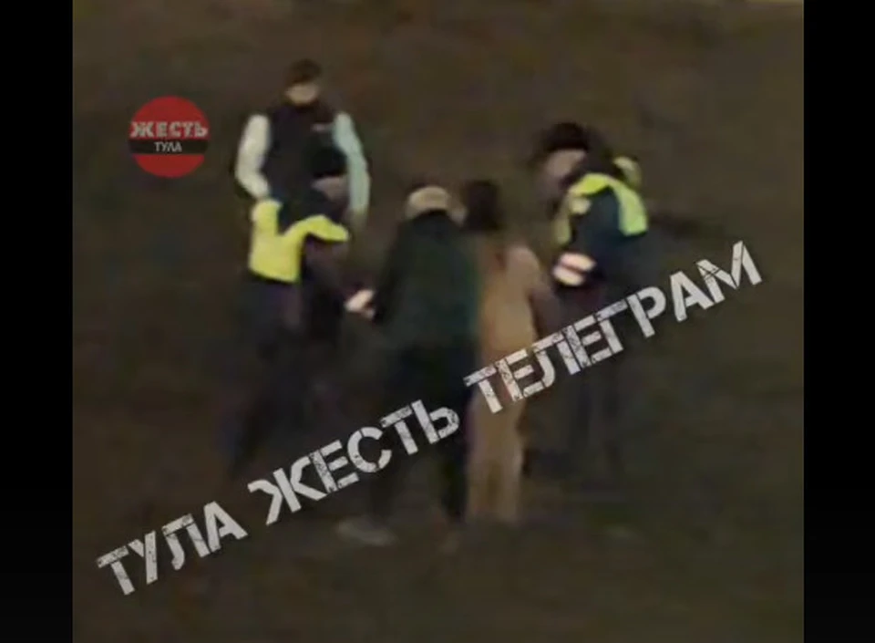 В Туле сотрудники ГИБДД задержали ходившую по дороге голую женщину. Фото: ТГ-канал "Тула. Жесть".
