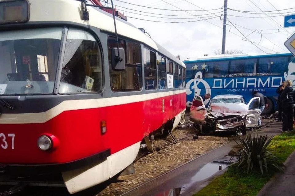 Две легковушки и трамвай столкнулись на улице Костылева Фото: пресс-служба МУП «КТТУ»