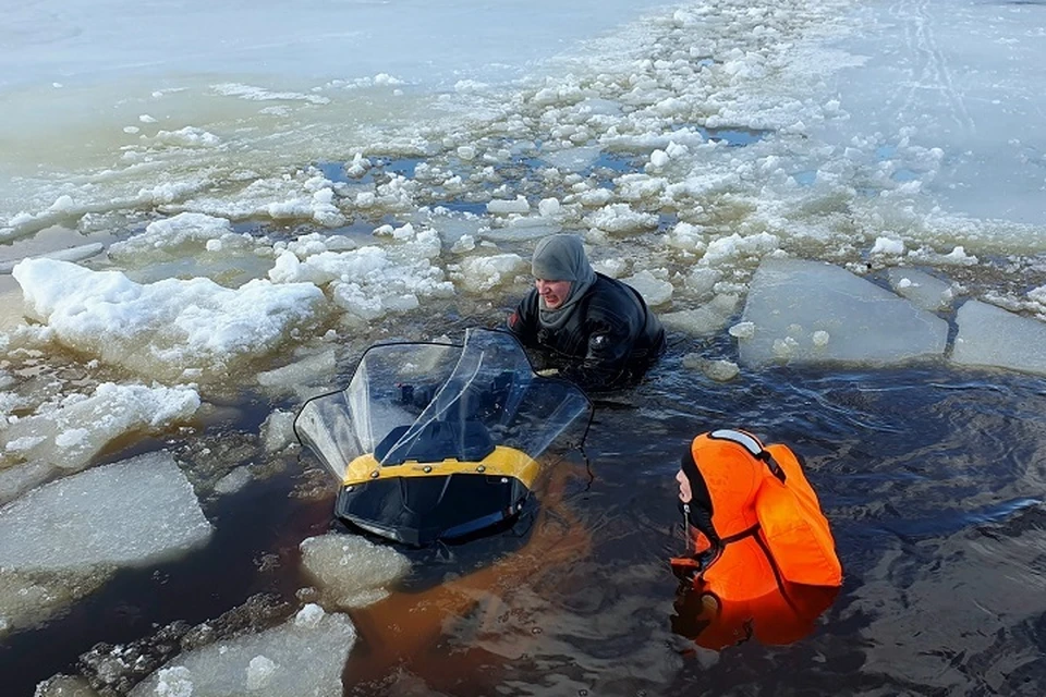 Четверо рыбаков провалились под лед, но сумели спастись. ФОТО: Спасатели Череповца (Официальная группа) ВКонтакте