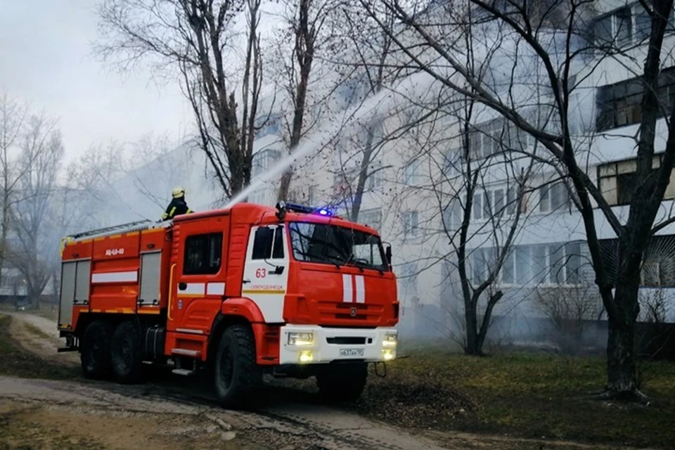 Северодонецкие пожарные ликвидировали возгорание в многоквартирном доме. Фото - МЧС ЛНР
