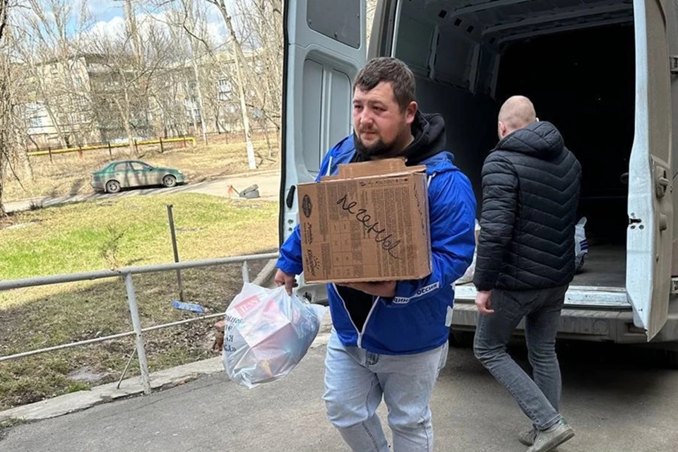 Активисты ОД ДР передали одежду и продукты питания пациента клинической больницы Донецка. Фото: ОД ДР