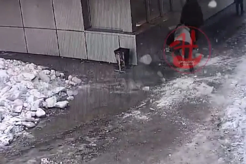 В Новосибирске на голову женщине упала ледяная глыба. Фото: стоп-кадр из видео из паблика "Новосибирск с огоньком"