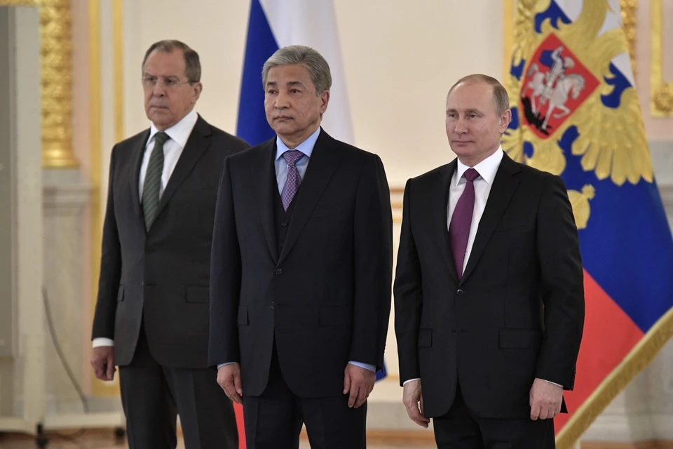 Слева направо: Сергей Лавров, глава МИД РФ, Имангали Тасмагамбетов, генсек ОДКБ, Владимир Путин, президент РФ