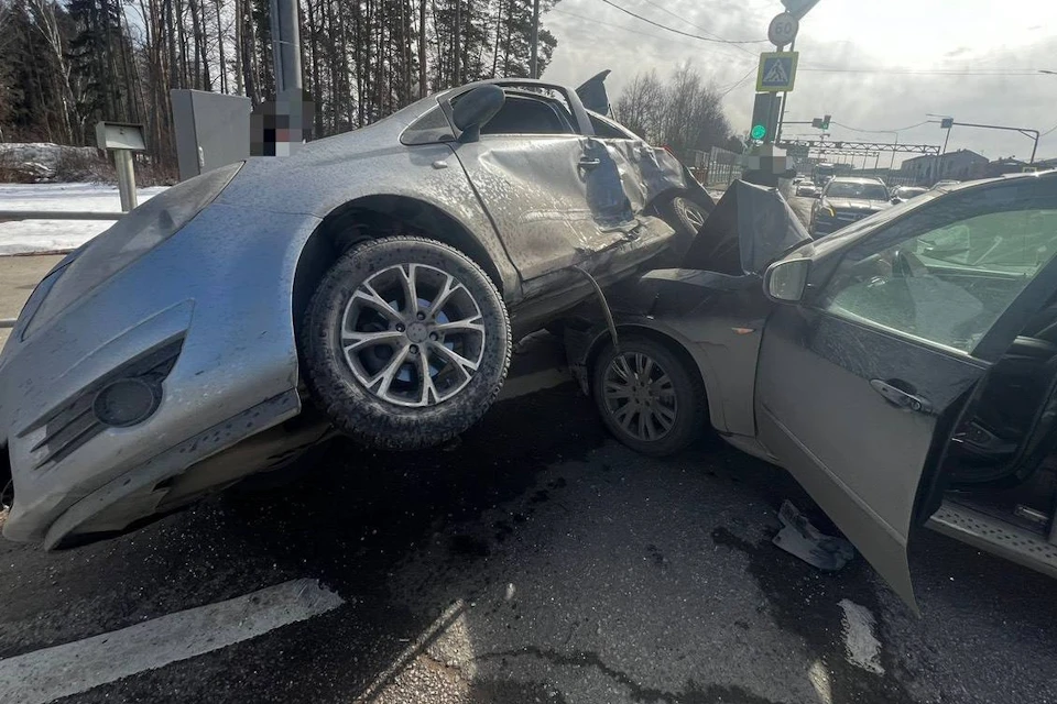 Два человека пострадали при столкновении иномарок в Новой Москве