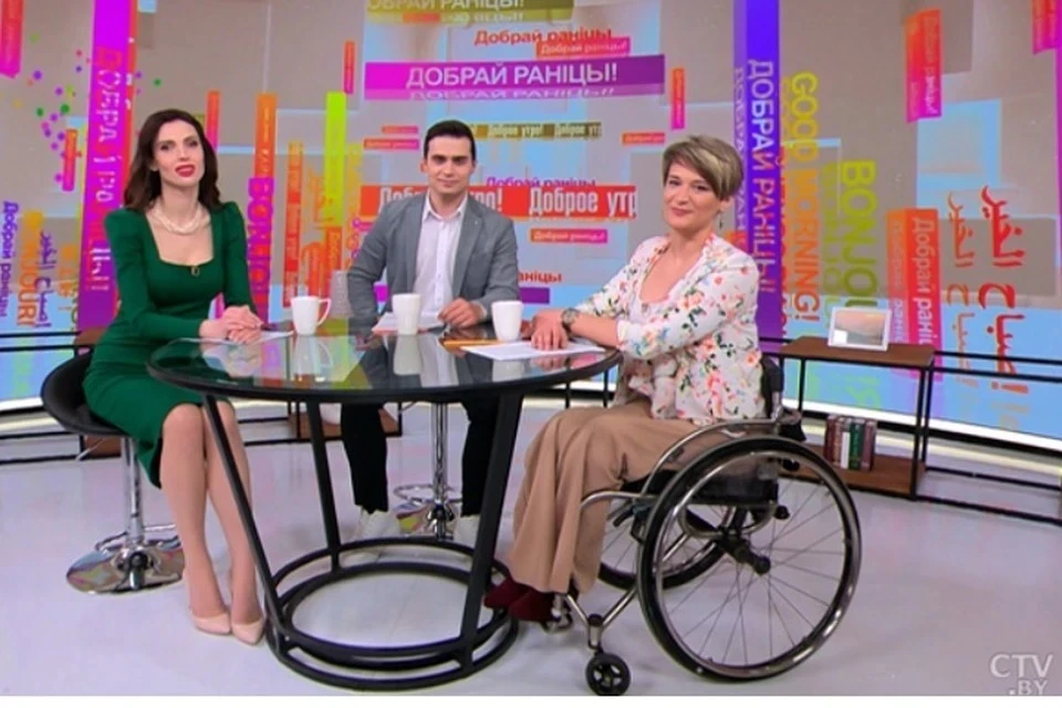 Первая белорусская телеведущая в инвалидном кресле Алеся Алехнович сказала свою непростую историю жизни. Фото: кадр видео СТВ