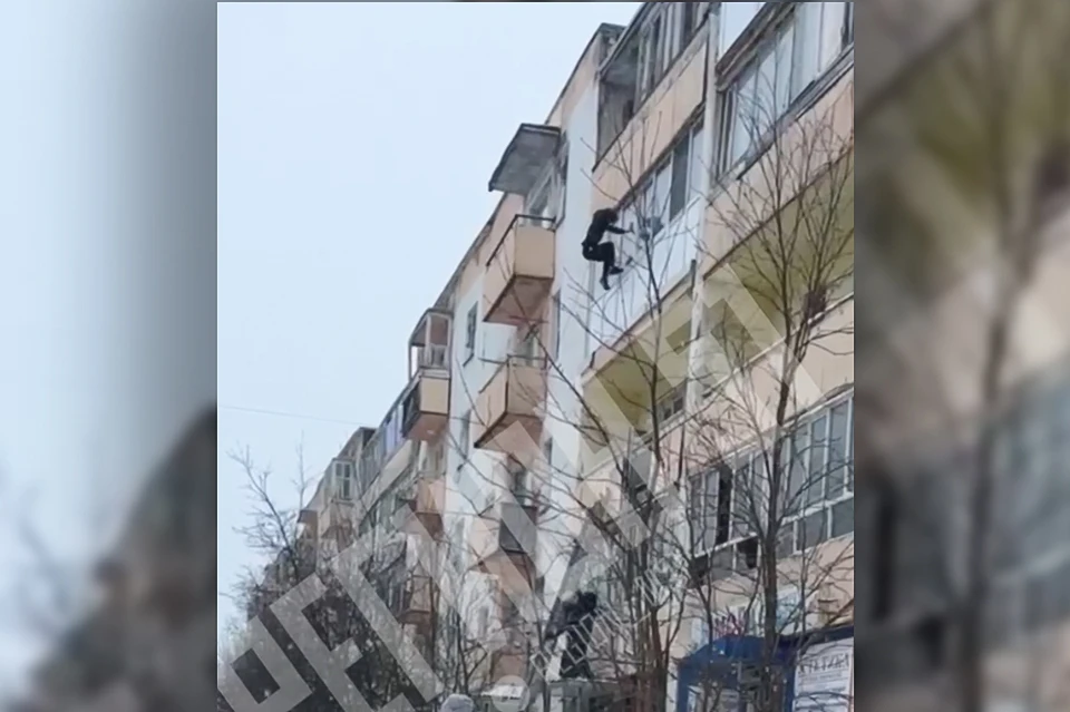 В Полярном спасали мужчину, который чуть не сорвался с высоты четвертого этажа. Фото: скриншот видео / Регион51 / t.me/region_m51