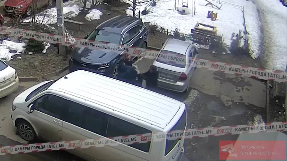 70-летний пенсионер в Рыбинске напал на мужчин и разбил одному из них голову. Скриншот с видеозаписей ATEL.ME
