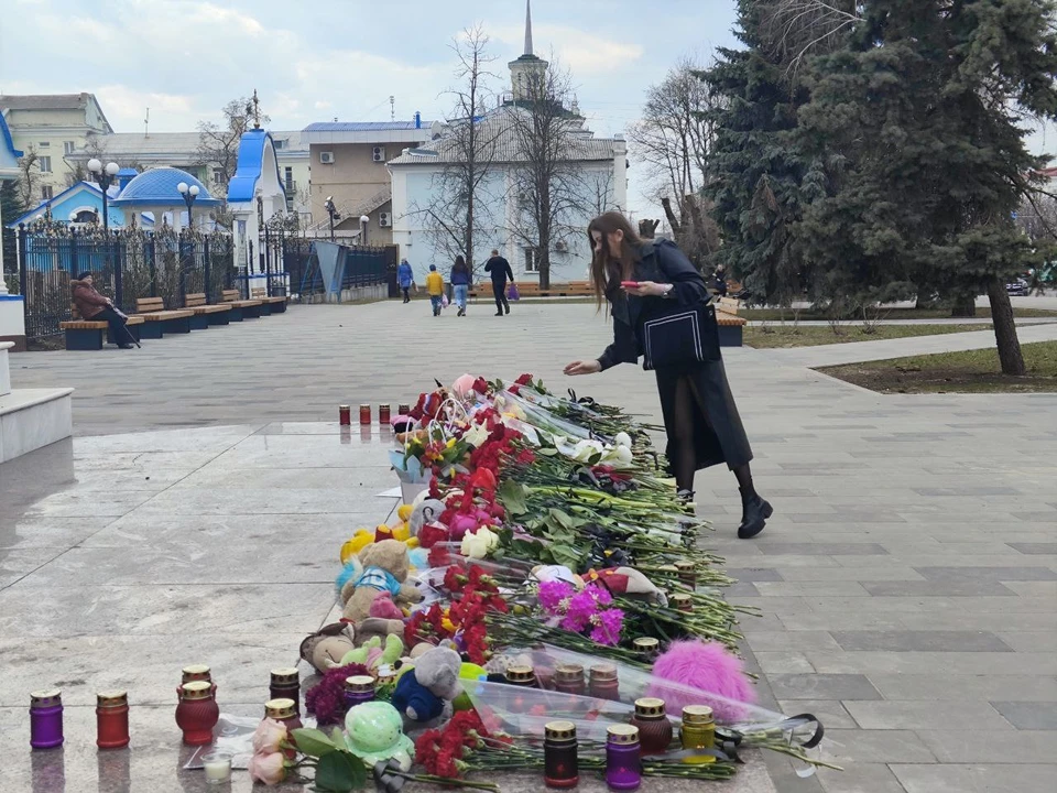 В ЛНР в память о погибших жители приносили цветы