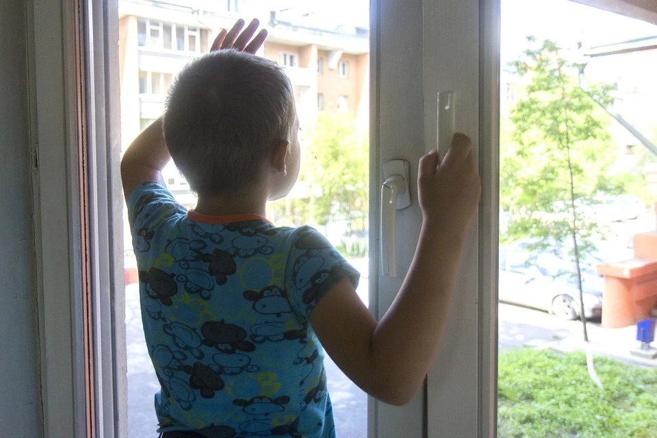 Жители Новосибирска заметили ребенка, гулявшего по карнизу.