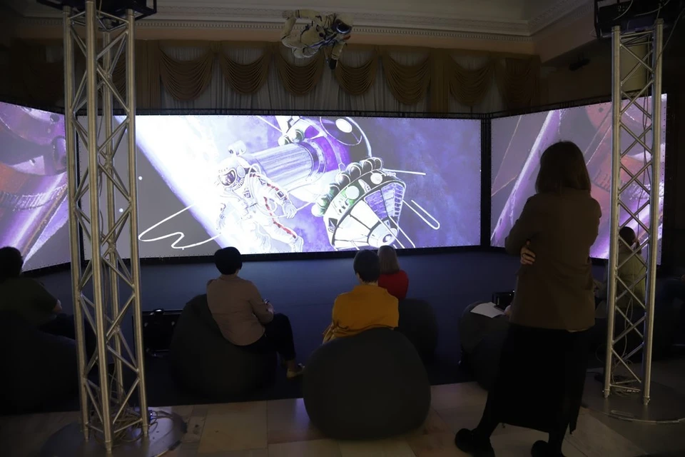 Картины Леонова поражают своим космическим полетом. Фото - АПК