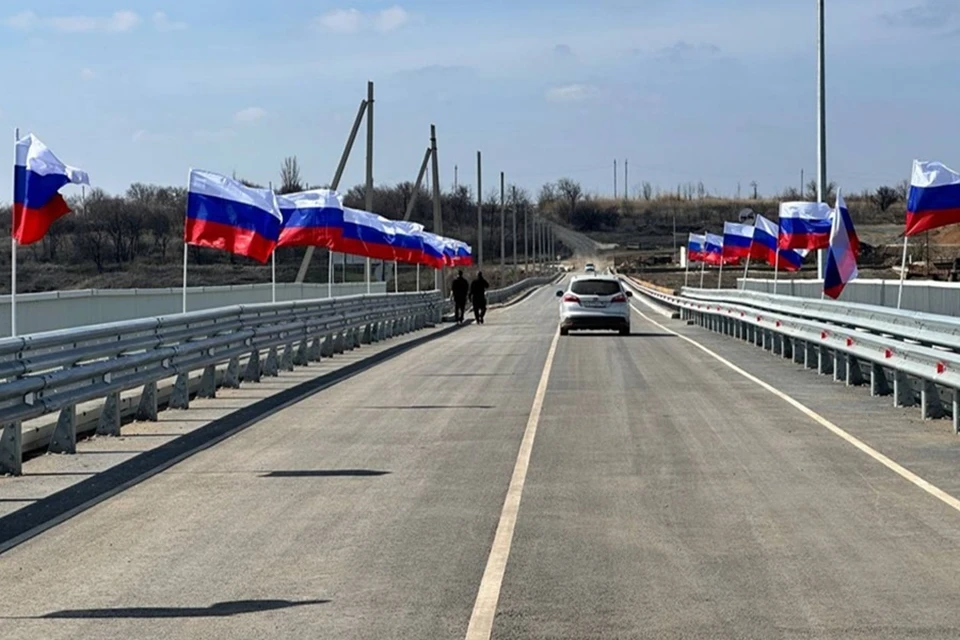 В Новоазовске открыли автомобильный проезд по недавно восстановленному мосту. Фото: ТГ/Хромушин