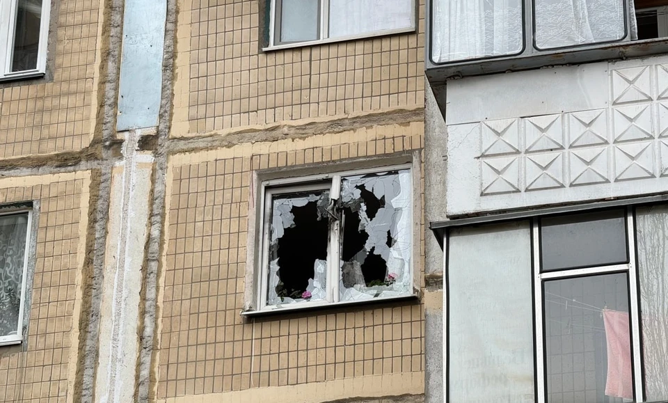 Повреждены пять квартир (разбиты окна и балконные остекления) и одна машина.