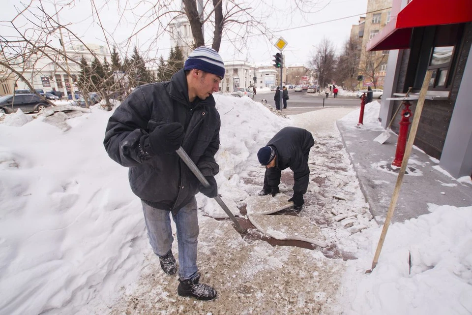 Более 300 нарушений по уборке снега и наледи выявлено во дворах Новосибирска.