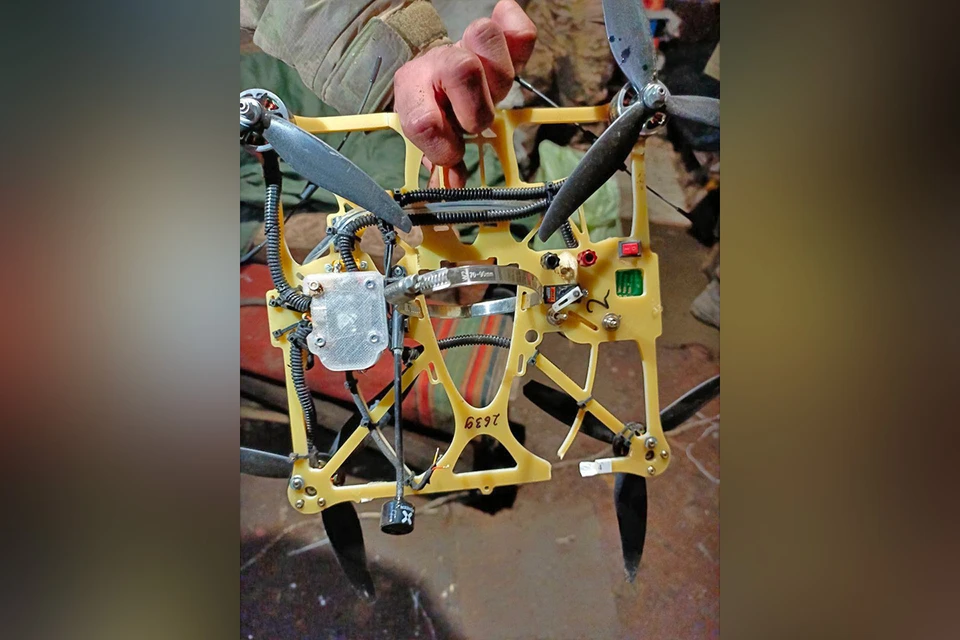 Разведчики показали военкору КП дрон-ловушку, сбитый над авдеевским «Коксохимом».