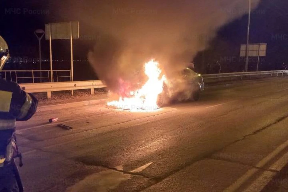 В Иркутске вечером 30 марта на улице Лермонтова загорелся автомобиль