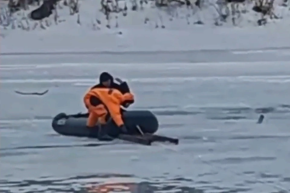 Спасатели вытащили мужчину на берег. Фото: Скриншот