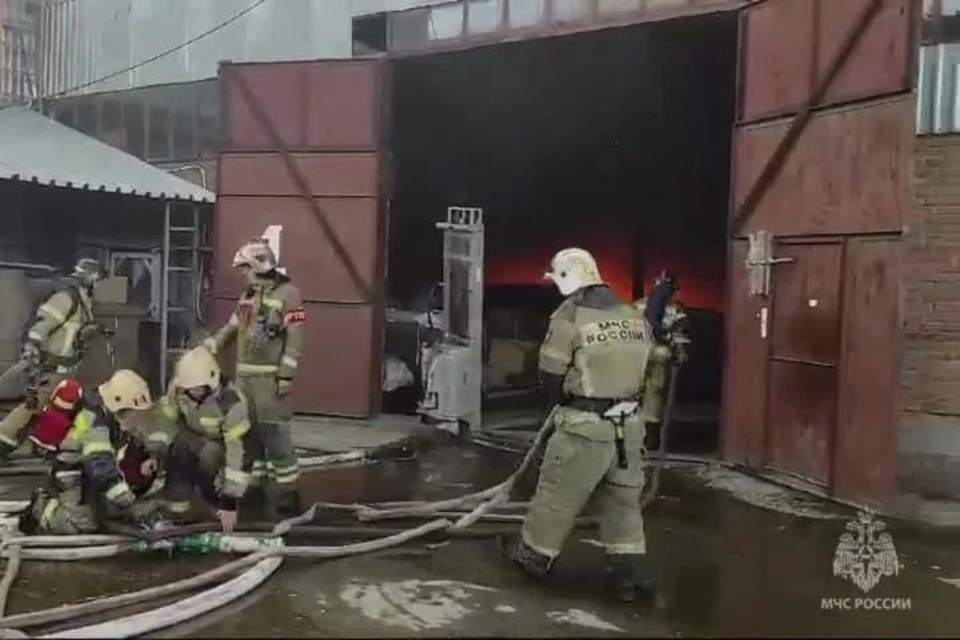 В тушении пожара задействовано 73 человека. Скриншот из видео МЧС России по Ростовской области.