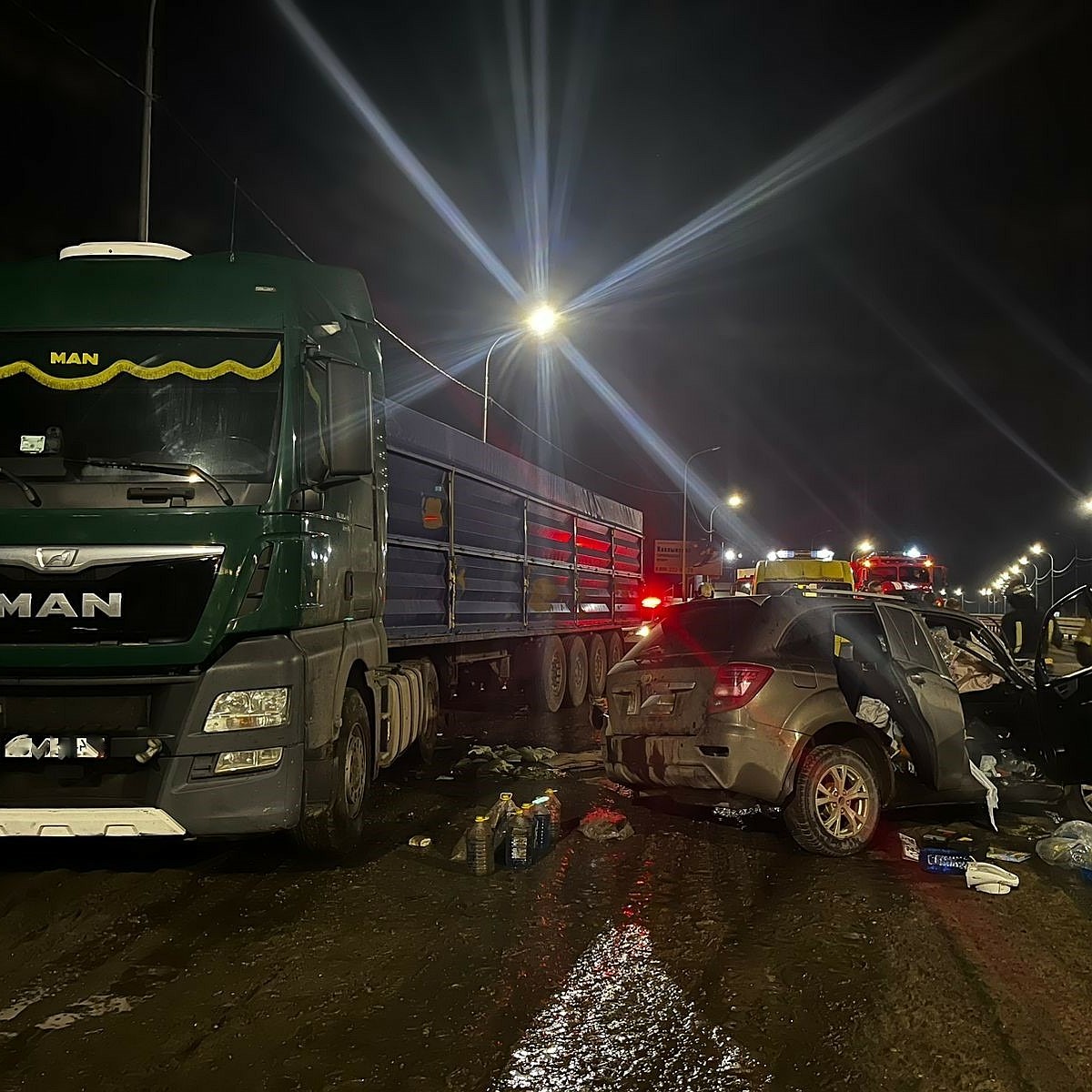 В Саратове в районе Вольского тракта «Лифан» врезался в стоящую фуру - KP.RU