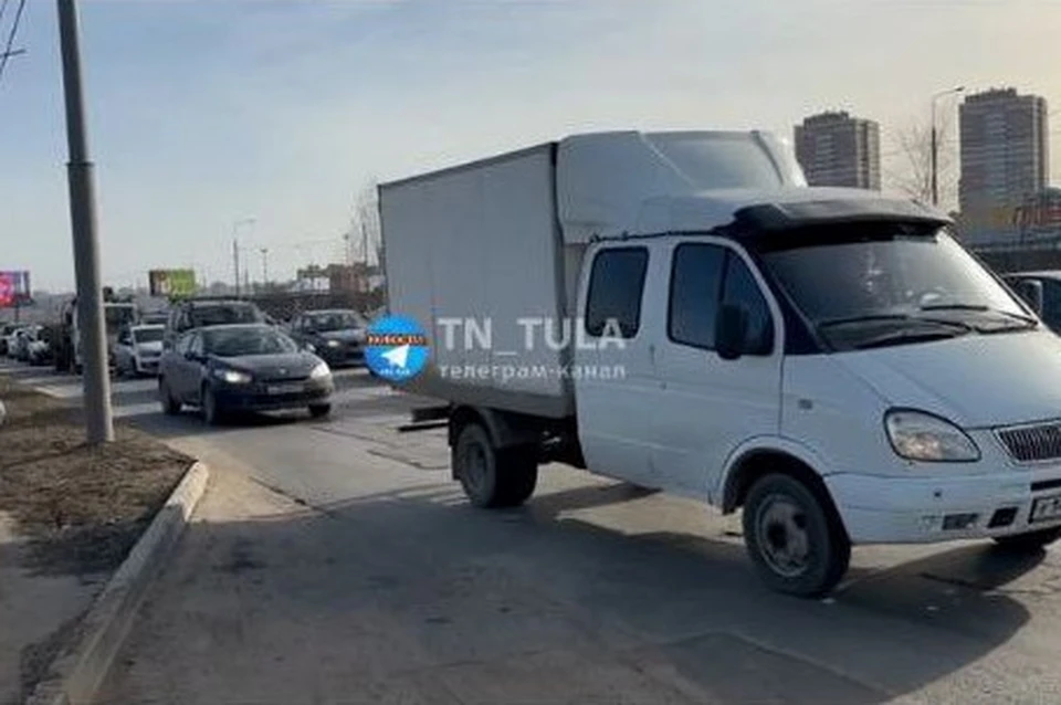 В Туле ДТП по Новомосковскмим путепроводом вызвало транспортный коллапс на Рязанской. Фото: «Только новости. Тула»