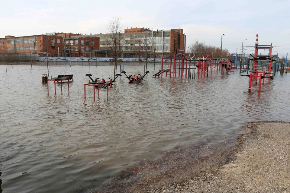 Река Упа затопила Пролетарскую набережную: спортгородок уже недоступен