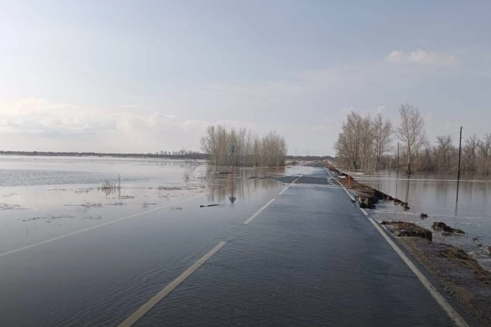 Утром 2 апреля из-за резкого подъема воды на трассе Оренбург – Беляевка введено ограничение движения сразу на двух участках. Фото: минстрой Оренбургской области