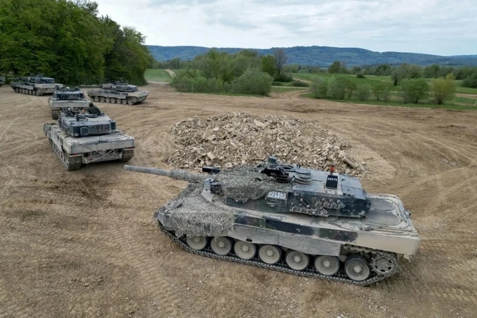 ВСУ пытаются эвакуировать с поля боя подбитый Leopard, чтобы он не попал к ВС РФ