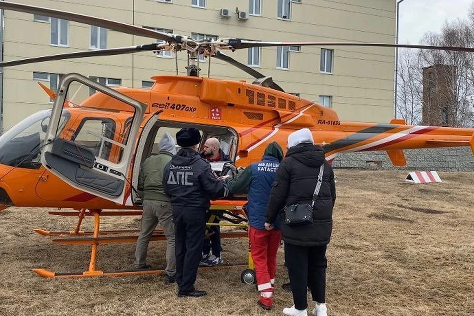 С помощью санавиации пострадавшего в ДТП молодого человека доставили в екатеринбургскую больницу. Фото: ГИБДД Свердловской области