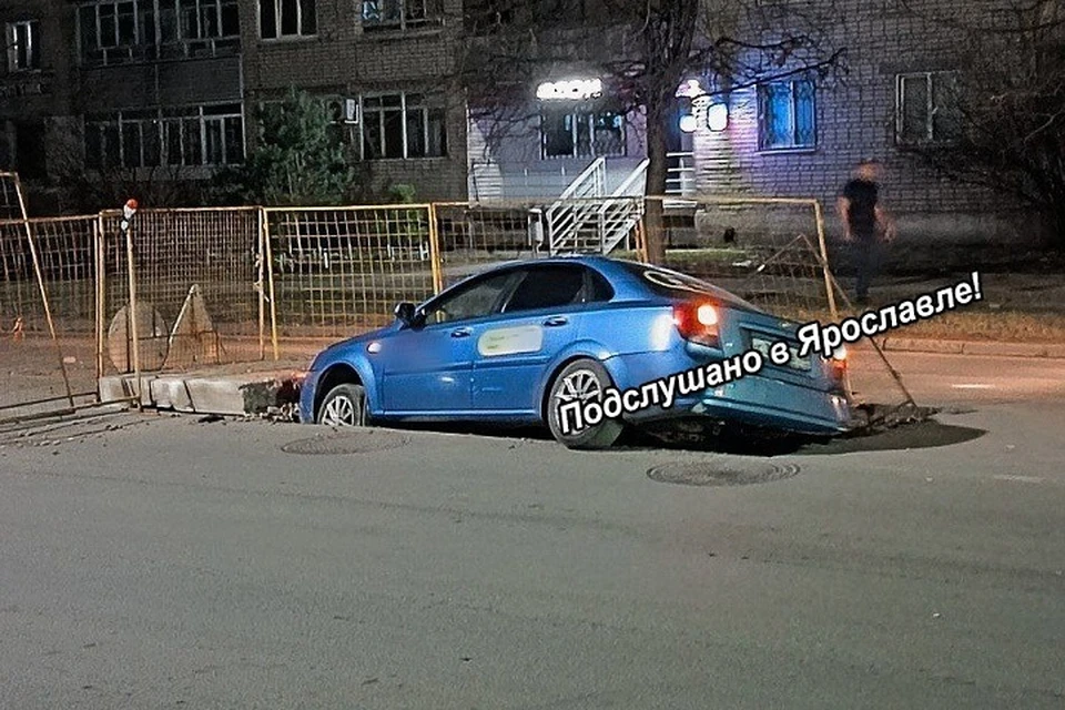 В Ярославле такси попало в яму. ФОТО: группа "Подслушано в Ярославле" ВКонтакте