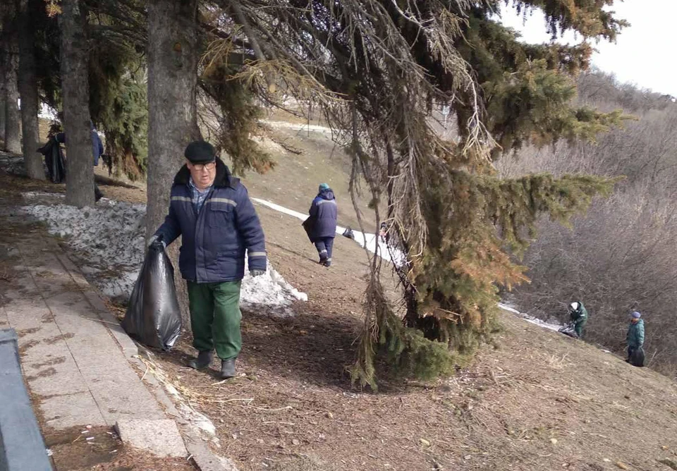 Ульяновские озеленители вышли на склон Волги на уборку мусорных «подснежников» | ФОТО: телеграм-канал Городского цента по благоустройству и озеленению Ульяновска