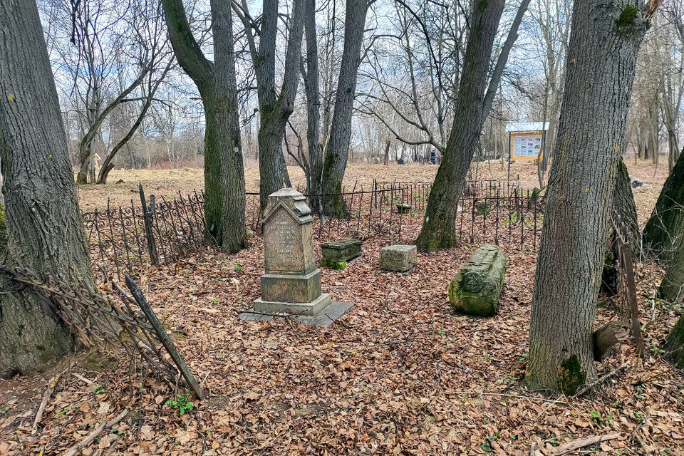 На кладбище сохранилось немало старинных надгробий.