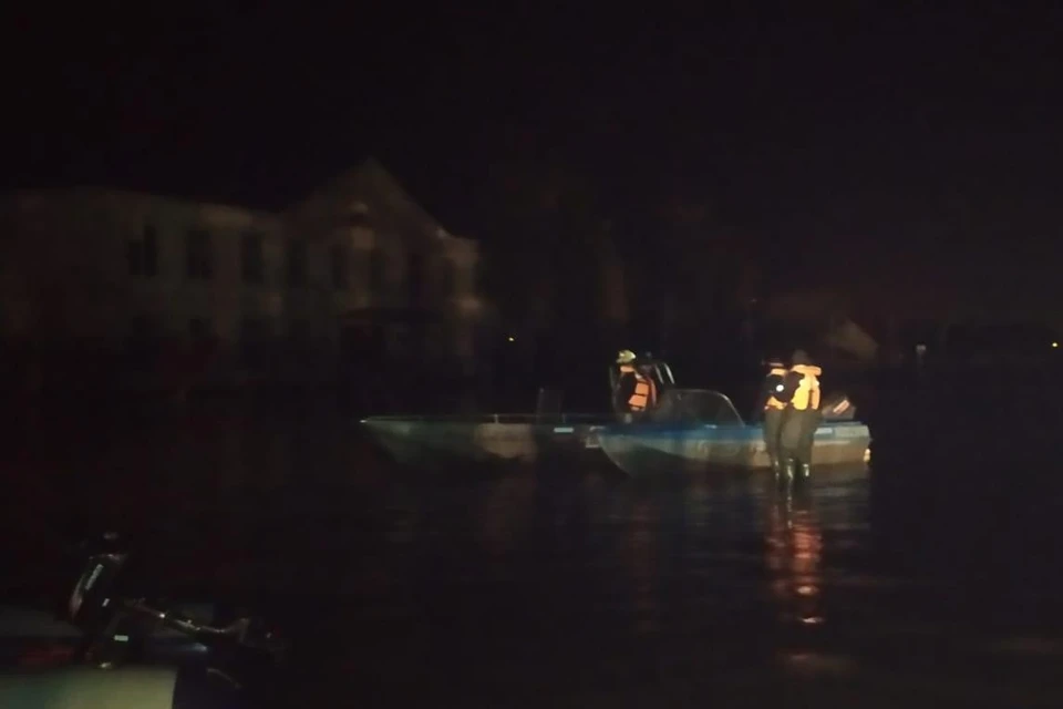 Всю ночь 4 апреля спасатели на лодках эвакуировали жителей по их заявкам. Фото: Департамент ПБ и ГЗ Оренбуржья