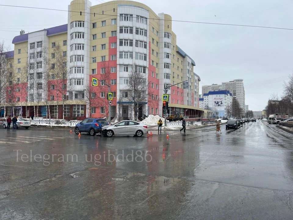 В Нижневартовске пассажирка автомобиля получила травмы во время ДТП на перекрестке. Фото: УГИБДД России по ХМАО-Югре