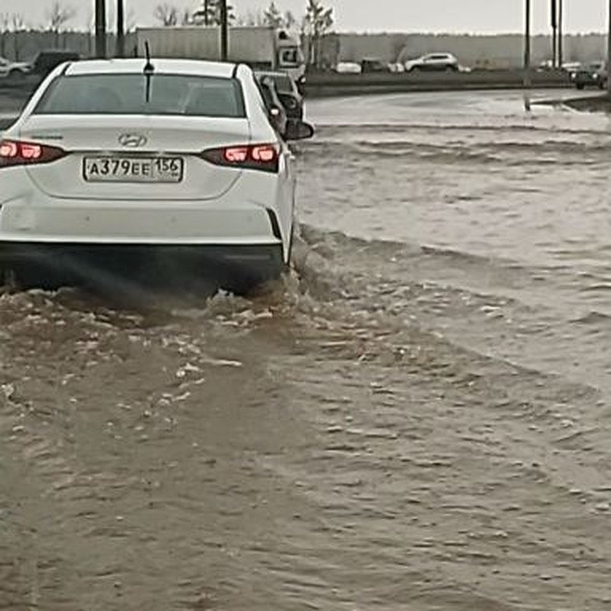 В Оренбурге талыми водами затопило проезжую часть на Загородном шоссе -  KP.RU