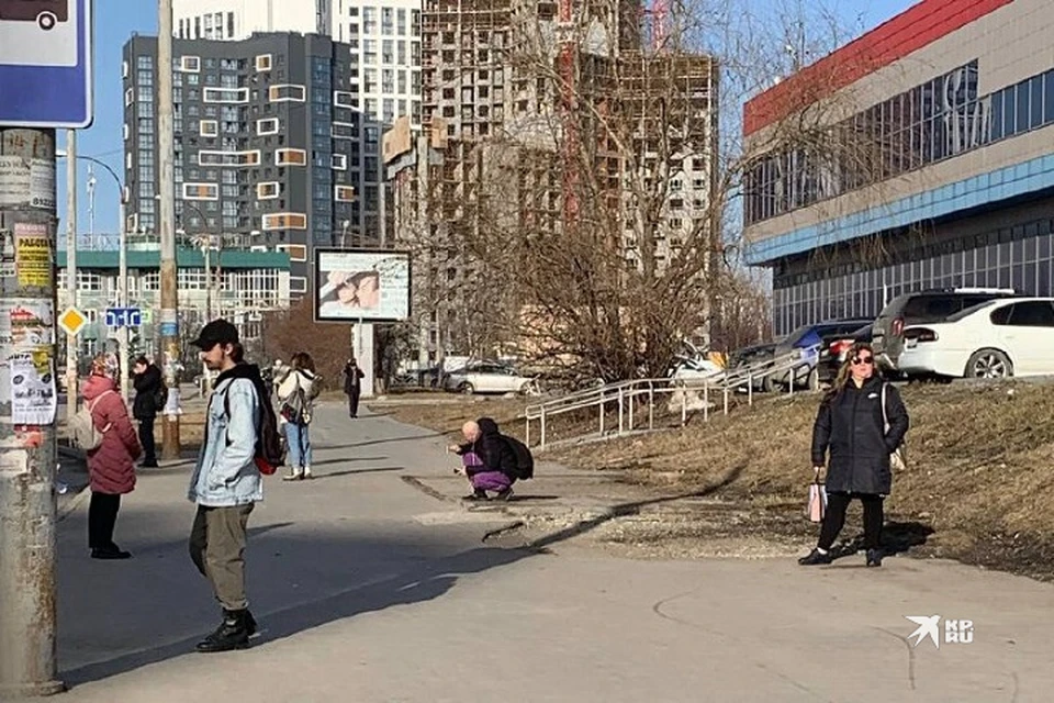 На остановке «Самоцветный бульвар» горожане ожидают транспорт, сидя на корточках. Фото: читатель «КП-Екатеринбург»