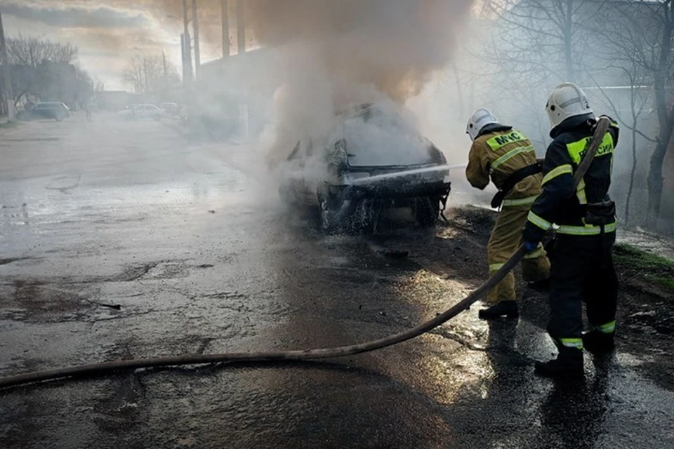 Из-за короткого замыкания сгорел автомобиль в Луганске. Фото - МЧС ЛНР