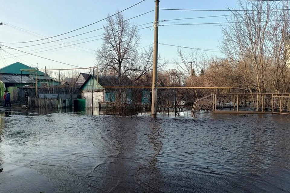 Вода заливает жилые дома и дороги, местным жителям предлагают эвакуацию. Фото: "ДАВЛЕКАНОВО TV"