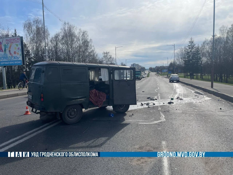 Лобовое столкновение «УАЗ» с такси случилось в Лиде. Фото: телеграм-канал УВД Гродненского облисполкома
