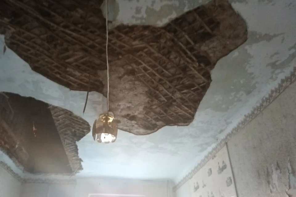 В Новосибирске жители дома на улице Блюхера пожаловались на трещины на стенах.