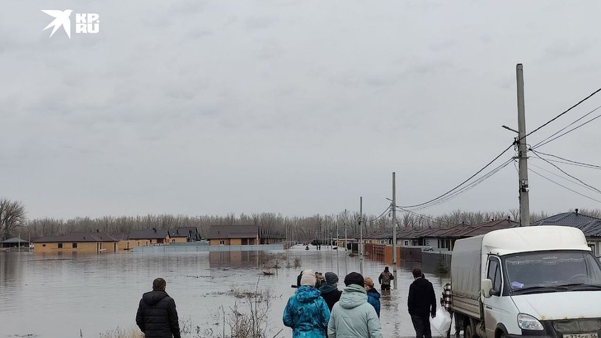 В слезах пытаются спасти хоть что-то: жители пригородных поселков Оренбурга  экстренно эвакуируются из-за паводка - KP.RU