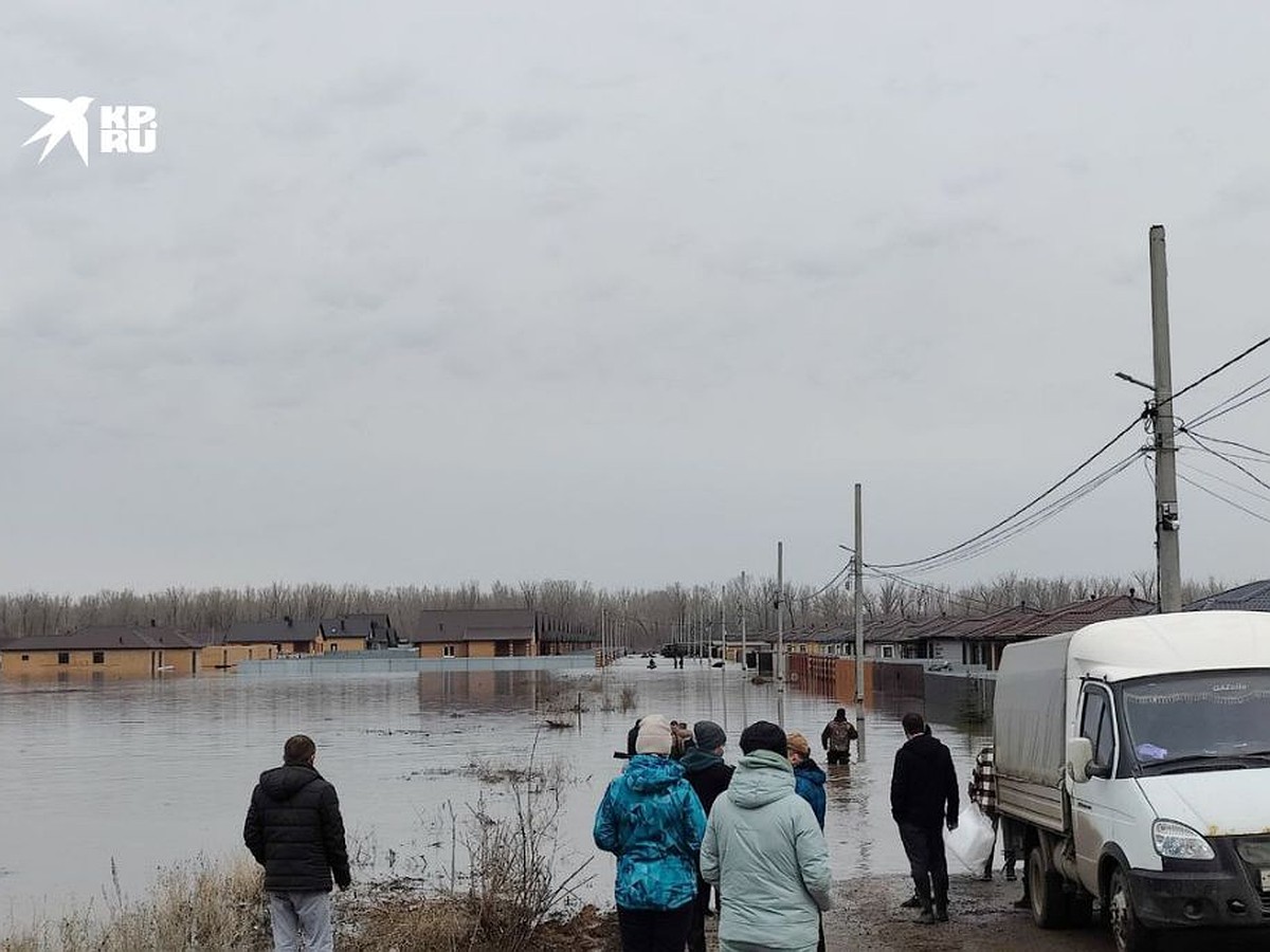 В слезах пытаются спасти хоть что-то: жители пригородных поселков Оренбурга  экстренно эвакуируются из-за паводка - KP.RU