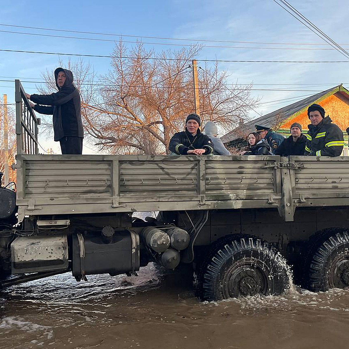 Услышала вой сирен и пришла в ужас»: тысячи жителей Орска покинули свои  дома из-за сильнейшего в истории наводнения - KP.RU