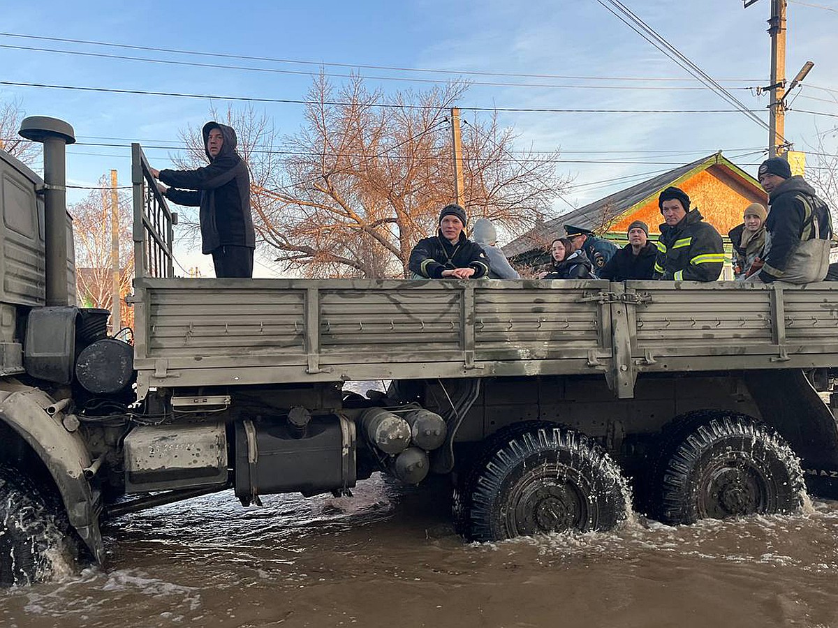 «Услышала вой сирен и пришла в ужас»: тысячи жителей Орска покинули свои  дома из-за сильнейшего в истории наводнения - KP.RU