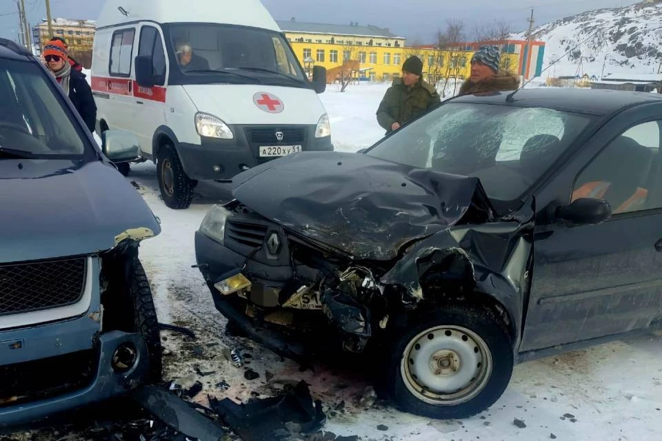 В ДТП в Териберке пострадали три человека, двоих увезли в больницу. Фото: Управление ГОЧС и ПБ по Мурманской области