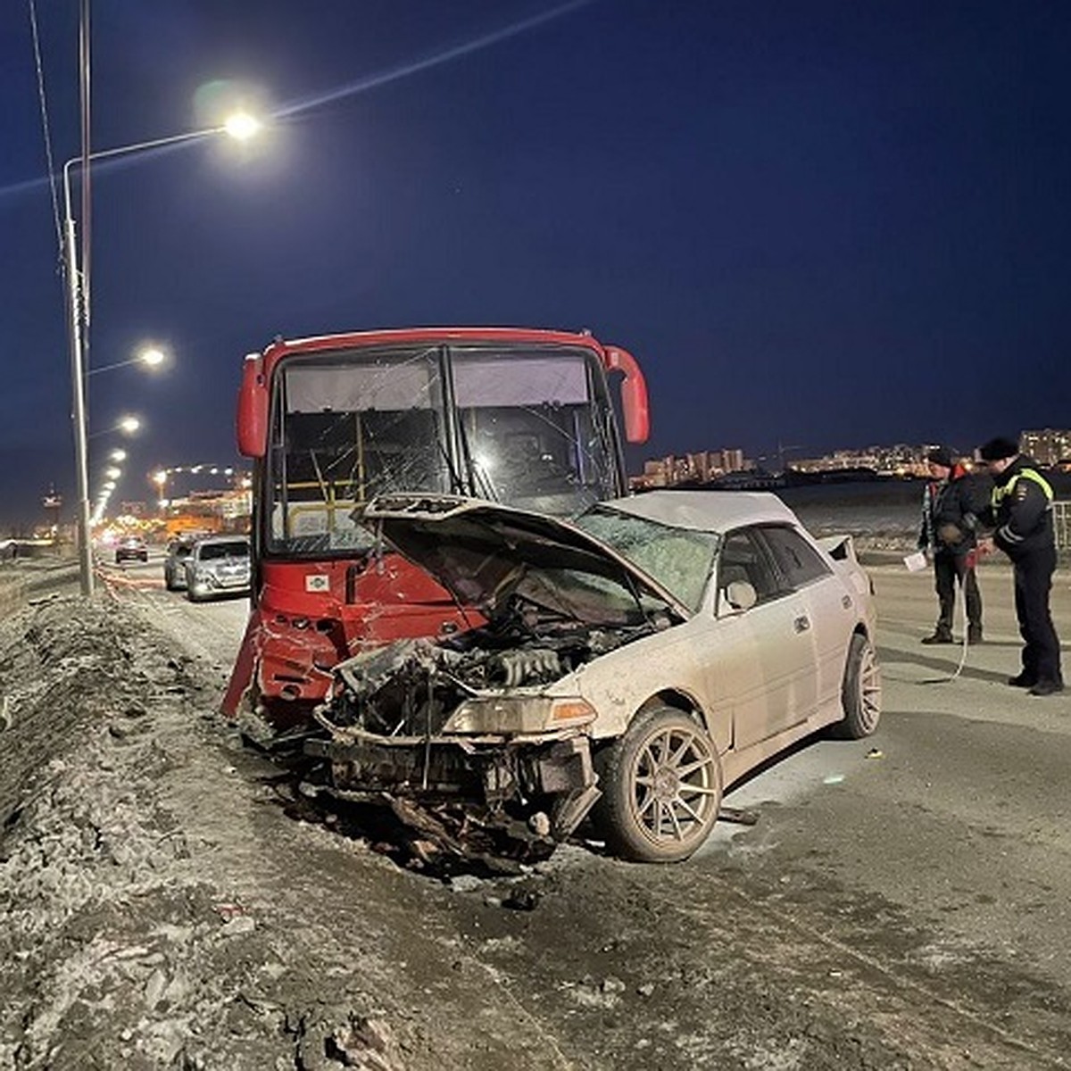 Въехала в автобус с людьми и погибла: 18-летняя девушка разбилась, еще 10  человек пострадали в аварии в Якутске - KP.RU