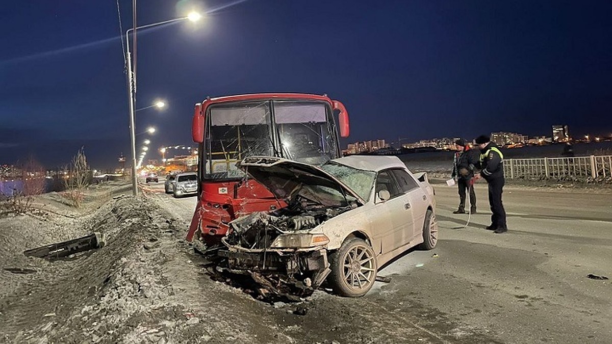 Въехала в автобус с людьми и погибла: 18-летняя девушка разбилась, еще 10  человек пострадали в аварии в Якутске - KP.RU