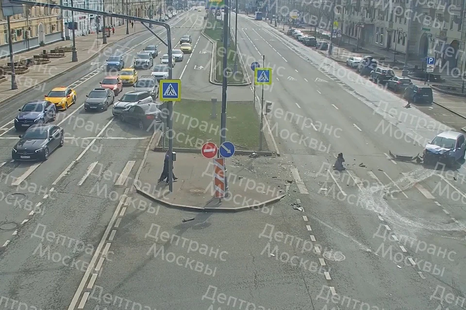 На месте происшествия работают оперативные службы города